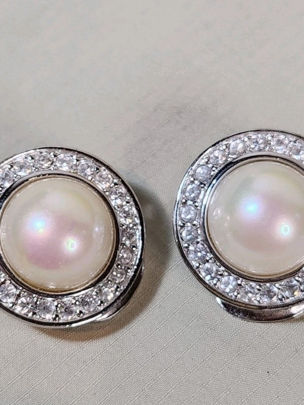 Christian Dior Vtg Signed Silvertone Halo Faux Pearl Rhinestone Clip Earrings - Picture 5 of 5